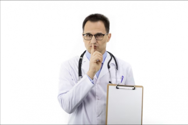 Минимизация прав и вторжение в личные данные: зачем россиян заставляют сдавать медицинские карты?