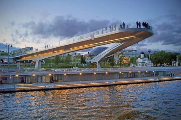 Модный показ на парящем мосту: зрелищность против здравого смысла