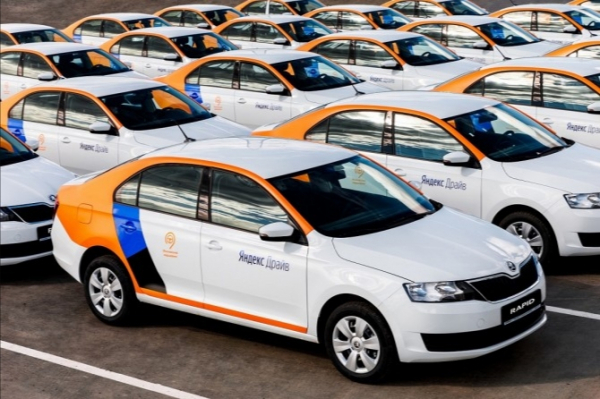 ДТП на 24-км МКАД: Газель прижала каршеринг и оставила людей в больнице