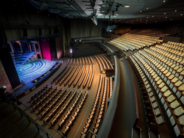 Разочарование под маской смеха: Шоу-спектакль &quot;КОНТОРА&quot; в Дворце на Яузе